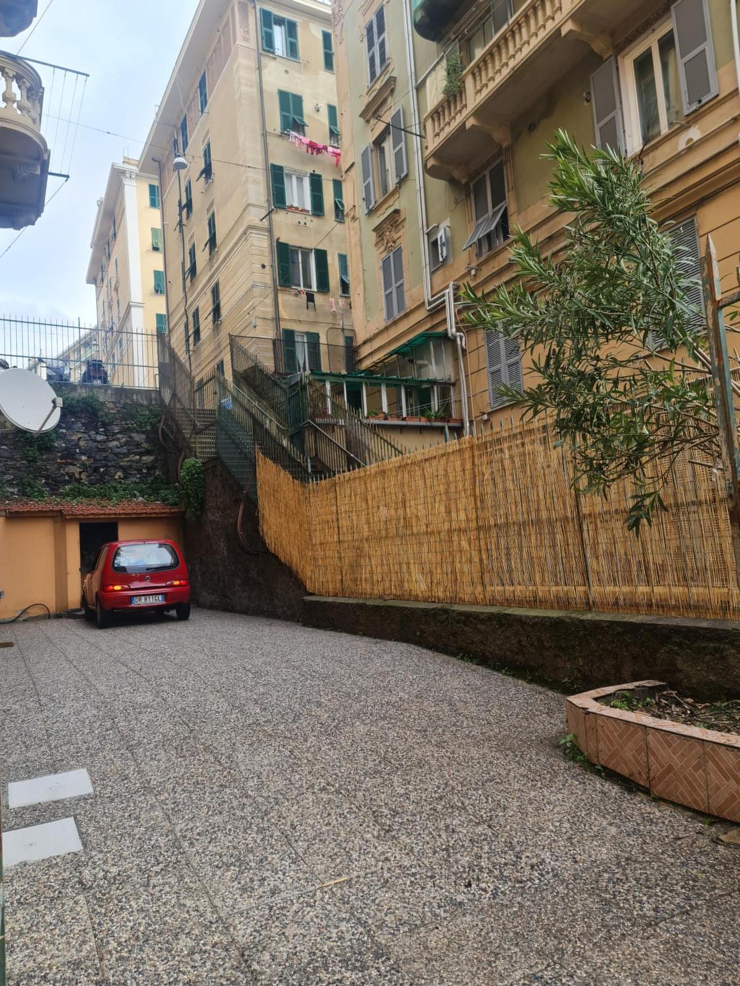 Ampio Appartamento Con 2 Posti Auto E Cortile Генуя Екстер'єр фото
